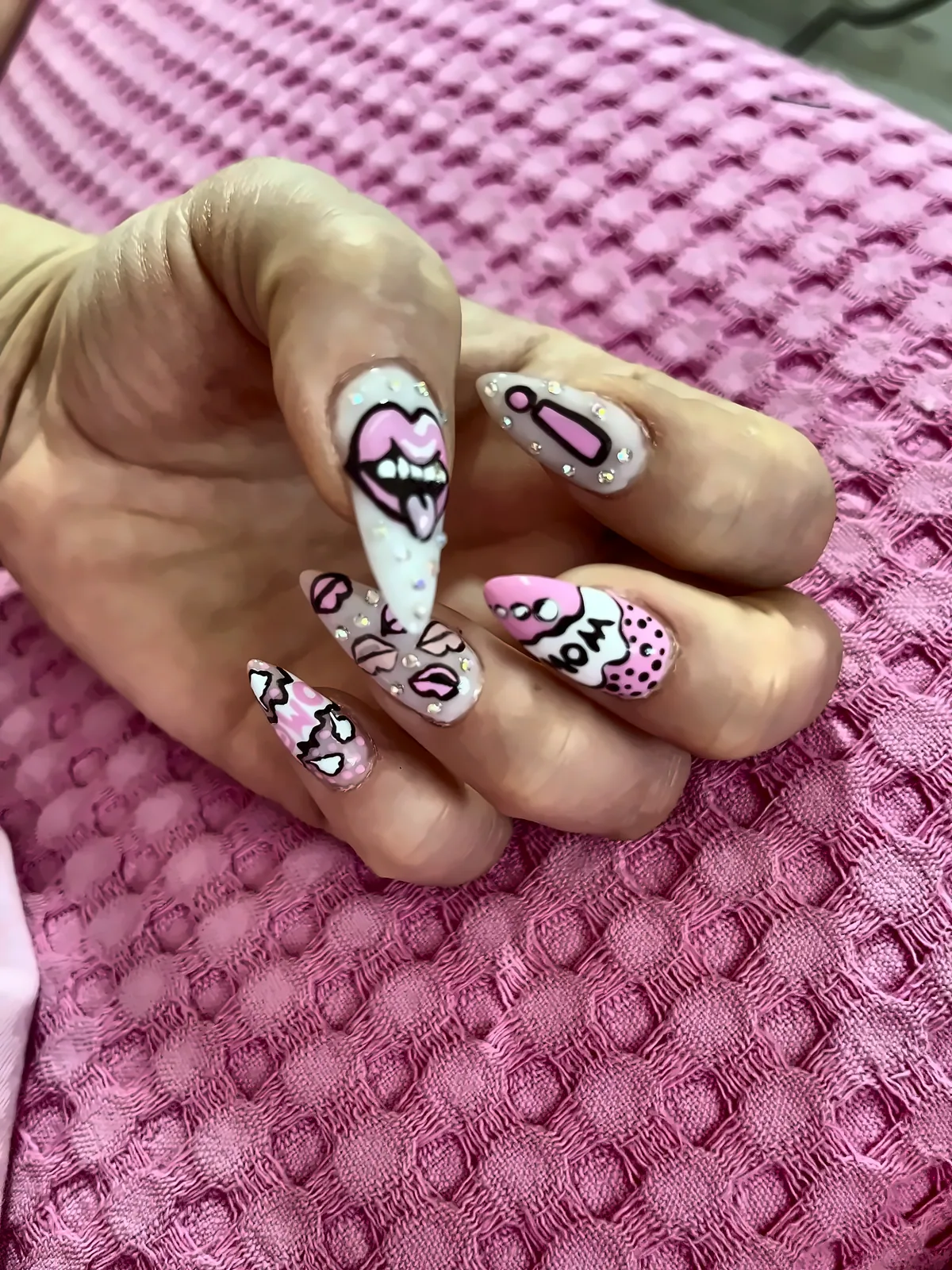 Puantiyeli ve zarif nail art tasarımı uygulanmış protez tırnaklar